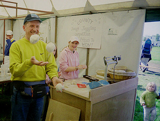 Photo: dough-juggling [2-325x245.jpg 17kB]