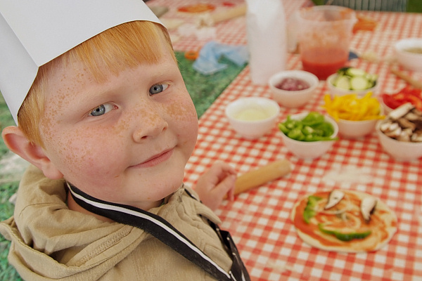 Photo: Boy with pizza at Newark and Notts Show, 2011 [123kB]